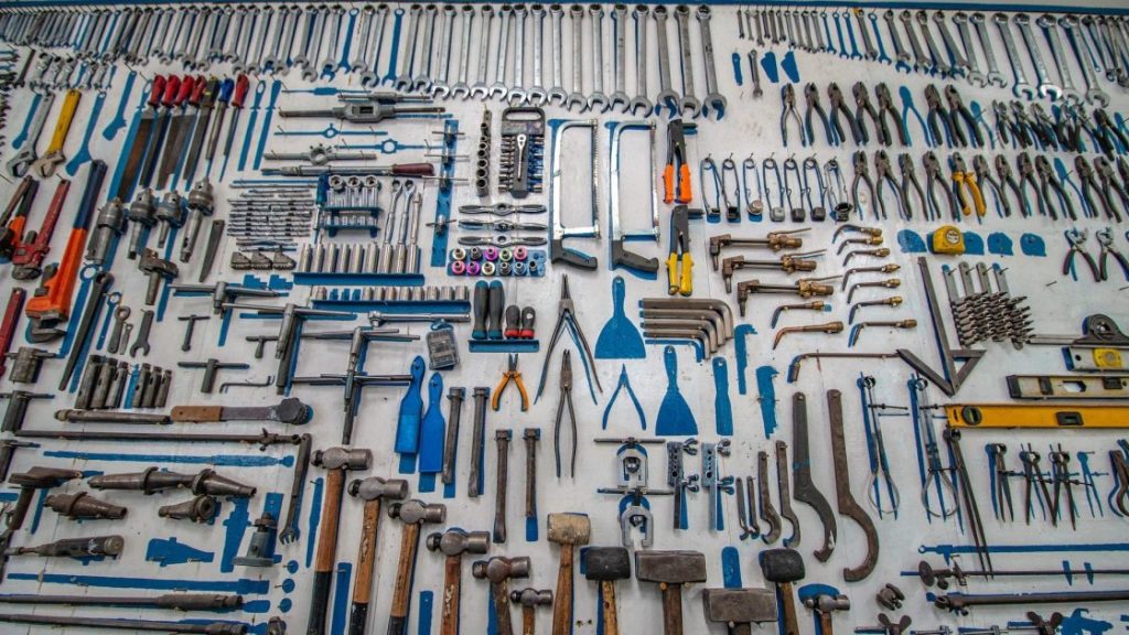 Selectie van must have gereedschap voor in huis inclusief schroevendraaiers, hamer en multitool