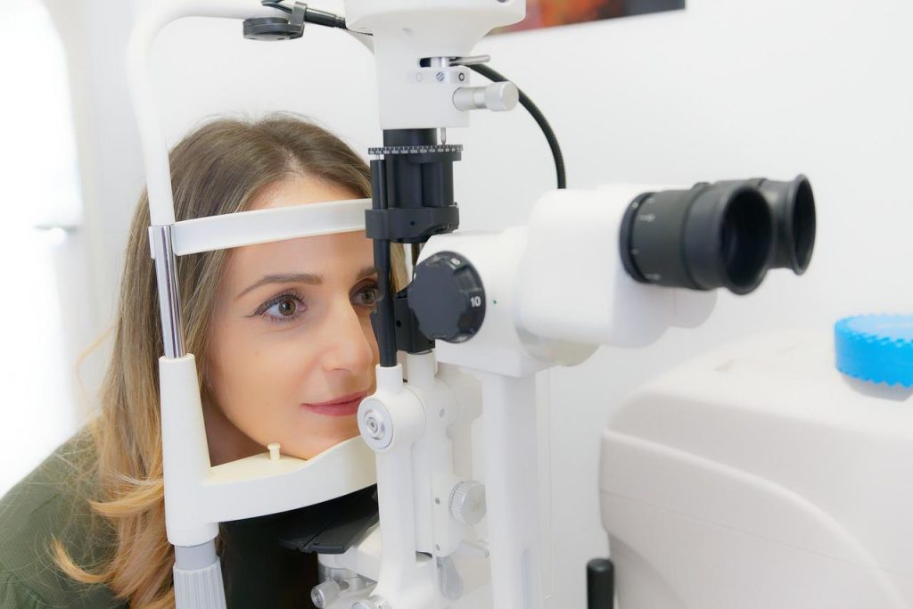 Opticien voert oogmeting uit met autorefractor apparatuur voor oogsterkte meting