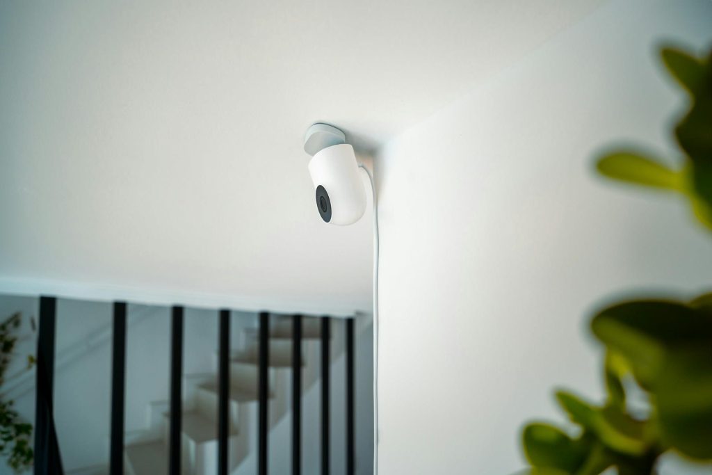 Moderne bewakingscamera en intercomsysteem voor een veiliger thuis met slimme keuzes en technologie