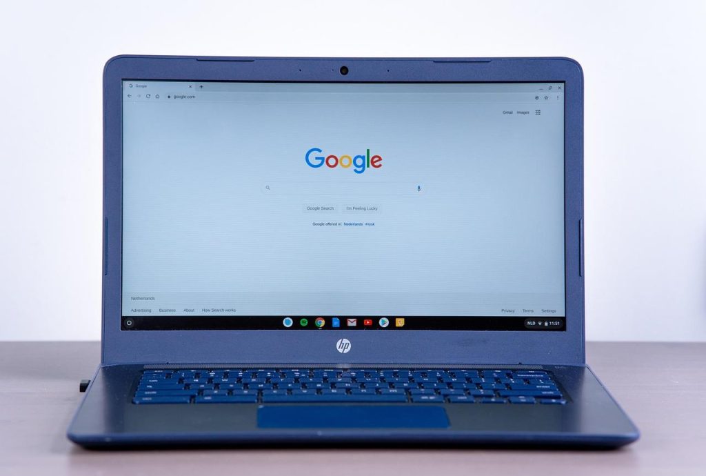 Laptop met Google Cloud expert samenwerking, strategische cloudmigratie en consultancy