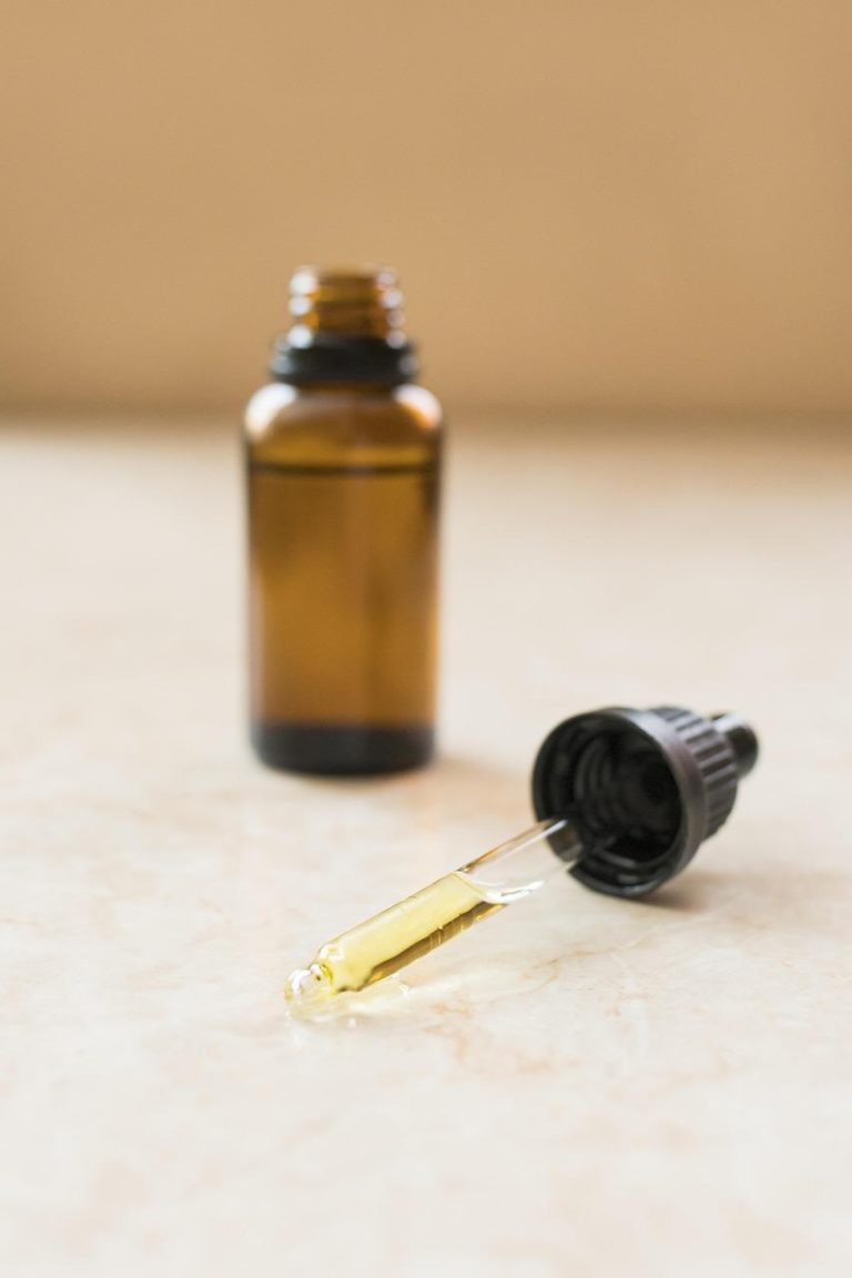 Stappen van het maken van propolis tinctuur: voorbereiding van ruwe propolis, extractie en filtratie