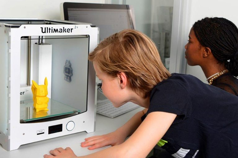 Jongeren en meisjes werken met 3D-printer in het FabLab Enschede van Tetem voor digitale makerspace