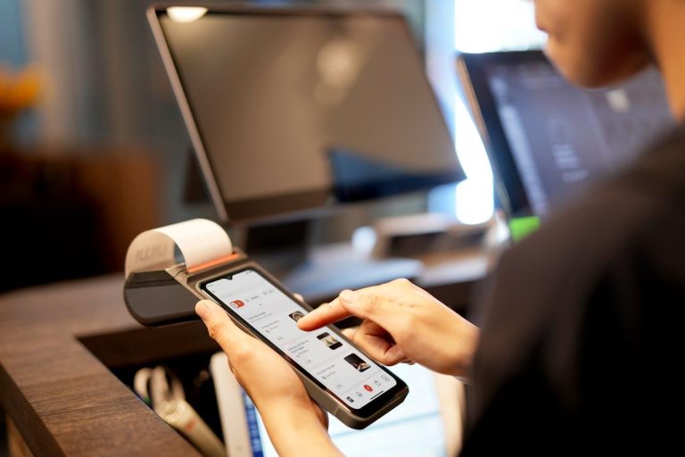 Mobiel betalen in de horeca: flexibel afrekenen aan tafel met moderne betaaltechnologie