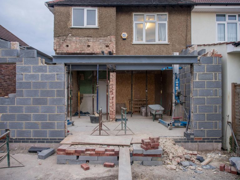 Professioneel bouwkundig adviseur voert technisch onderzoek uit aan een woning voor veilige vastgoedbeslissing