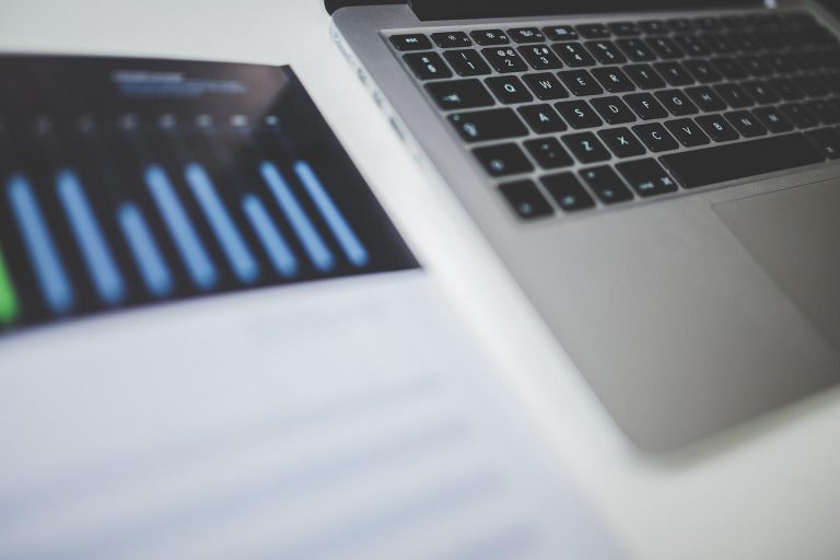 Team van specialisten bij een lokaal marketingbureau in Nijmegen werkt aan strategieën voor bedrijfsgroei